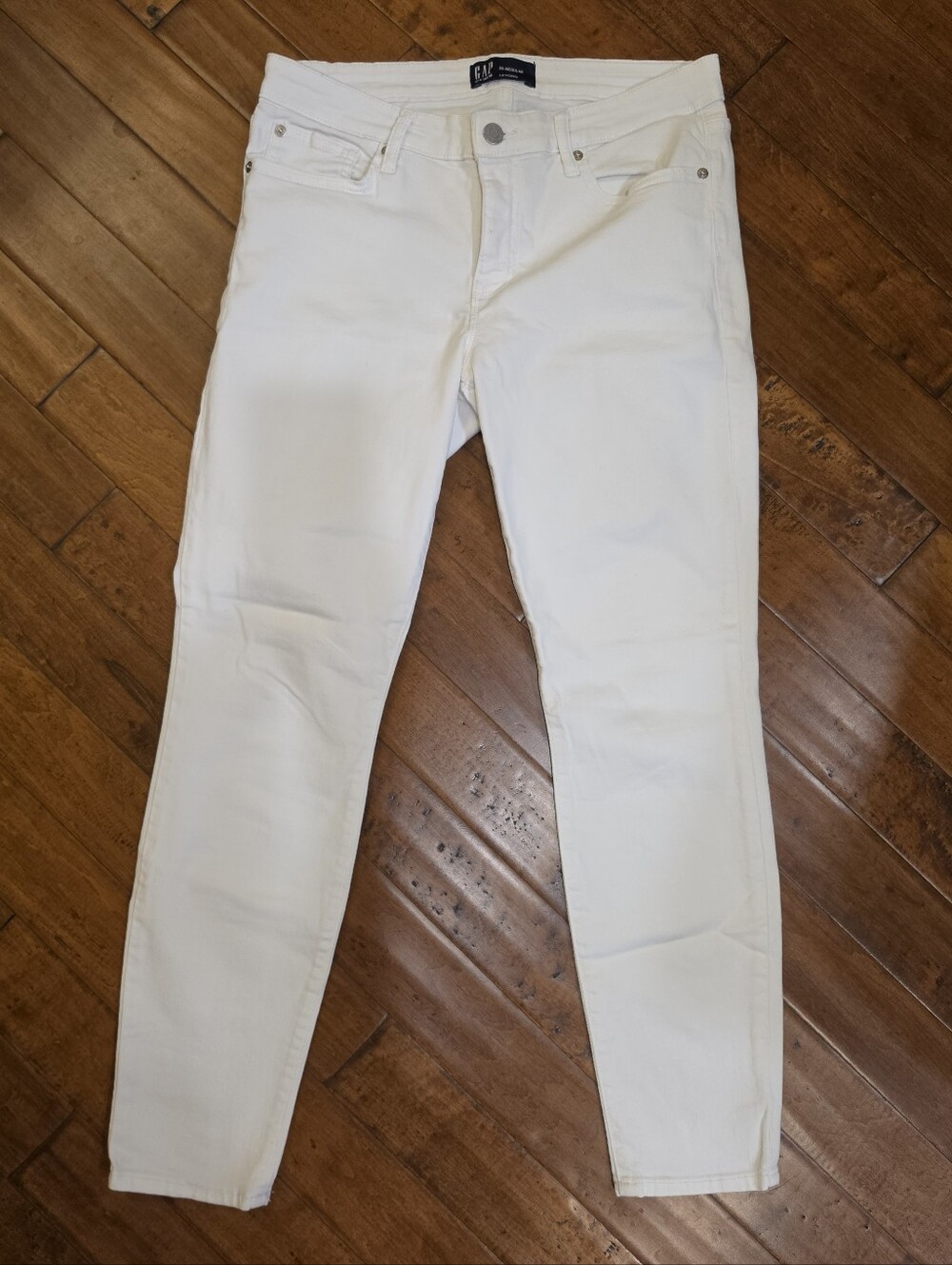 NWOT GAP Women’s White Skinny Jeans, Size 29 Regular
